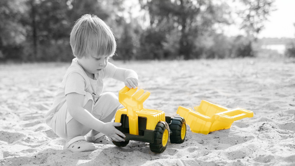 enfant avec un jouet en plastique